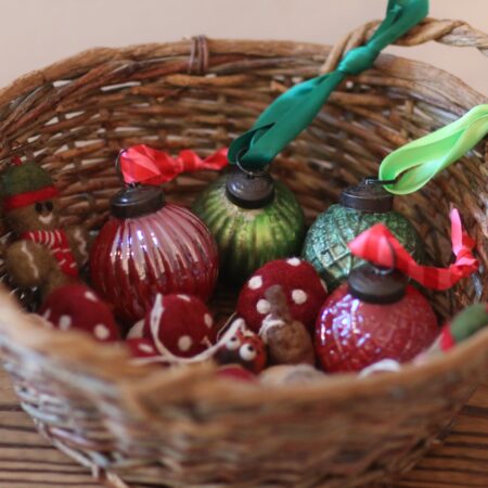 Korb mit weihnachtlichen Anhängern und Glaskugeln